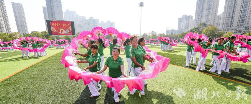 嘉魚(yú)千人廣場(chǎng)舞慶祝九九重陽(yáng)節(jié).doc